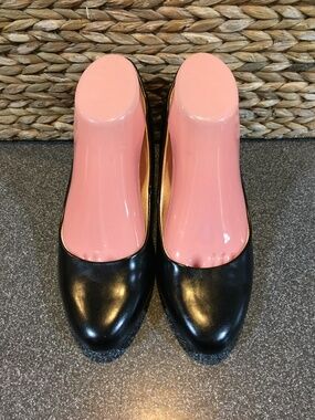 Life Stride Black Leather Round-Toe Heels
